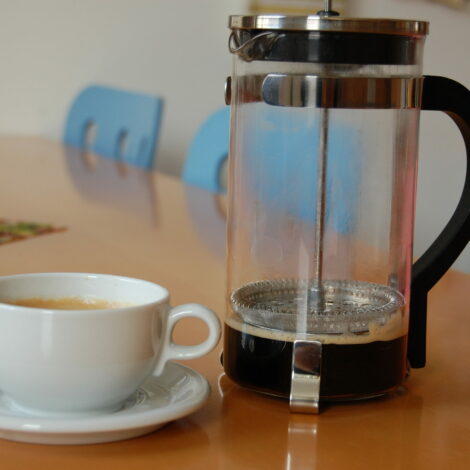 French press Kaffee Kanne und Tasse auf einem Holztisch