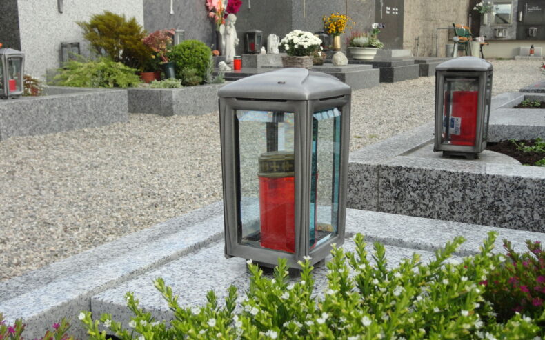 Grablaterne mit roter Kerze