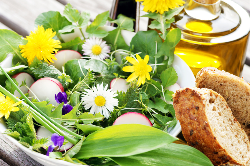 Salat aus Frühlingskräutern