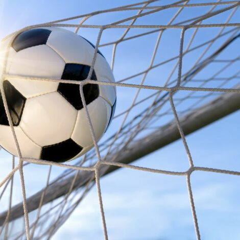 Fußball landet im Tor.