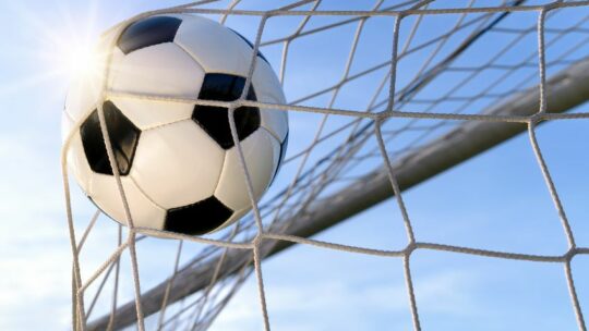 Fußball landet im Tor.