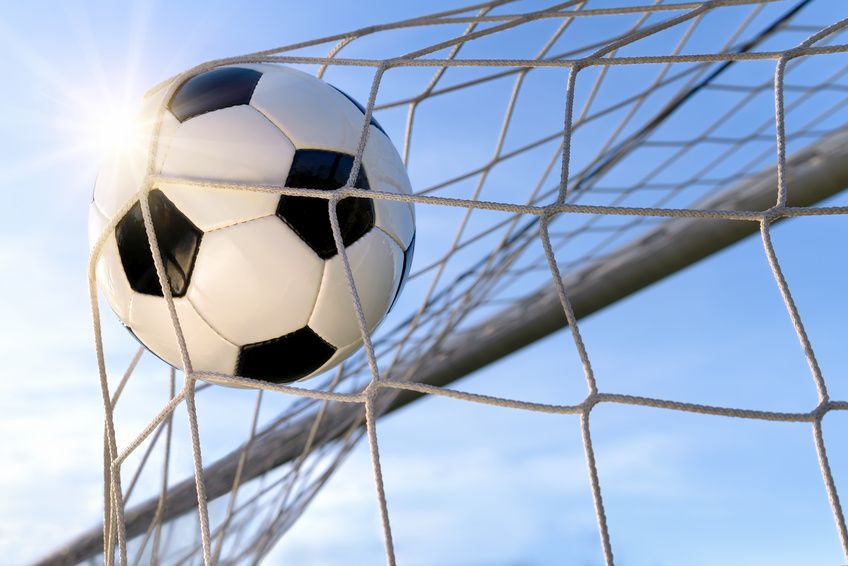 Fußball landet im Tor.