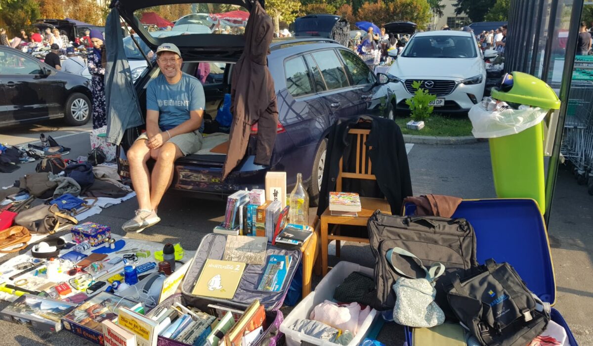 Gerald Franz am Flohmarkt mit ausgebreiteter Ware