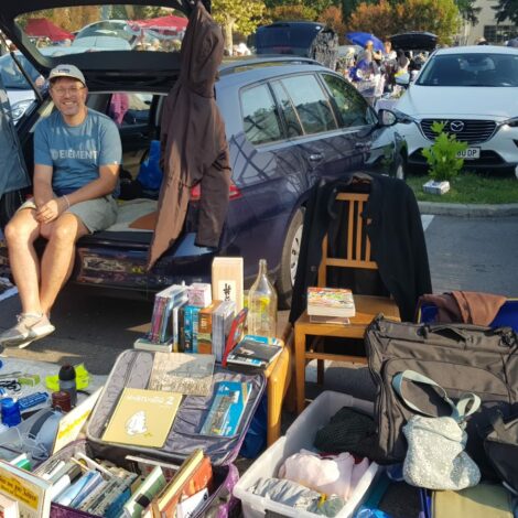 Gerald Franz am Flohmarkt mit ausgebreiteter Ware