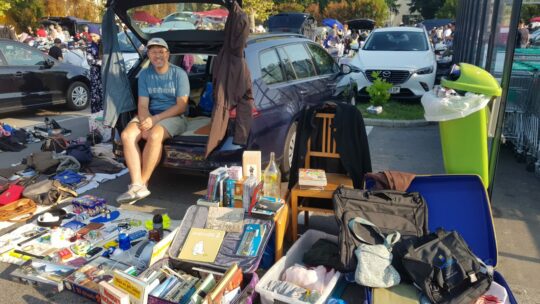 Gerald Franz am Flohmarkt mit ausgebreiteter Ware
