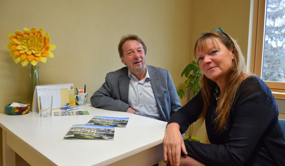 Johann Lechner und Gerda Cara sitzen am Küchentisch in der GESA