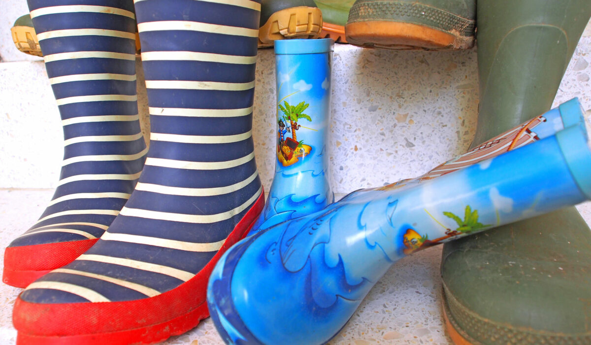 Verschiedene Gummistiefel nebeneinander