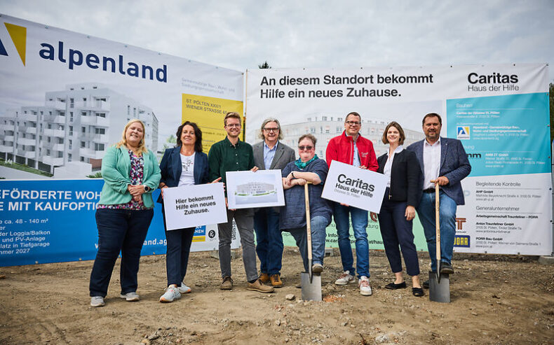 Caritas Mitarbeiter beim Spatenstich