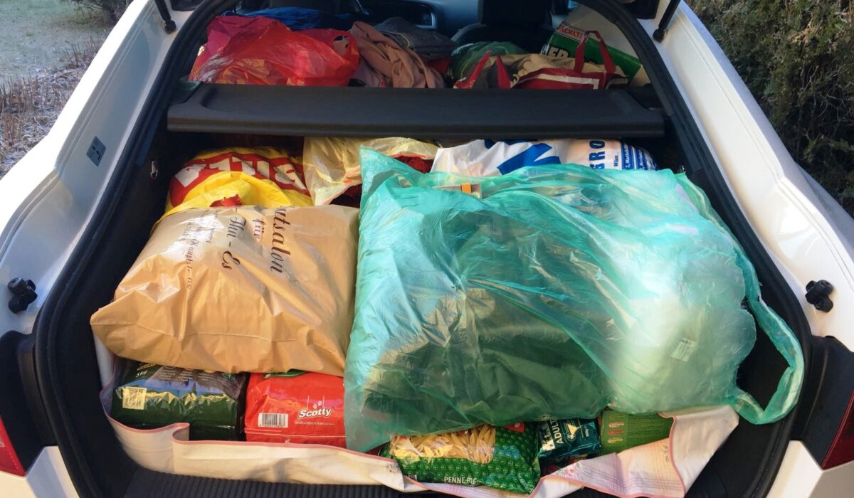 Auto voller Hundefutter