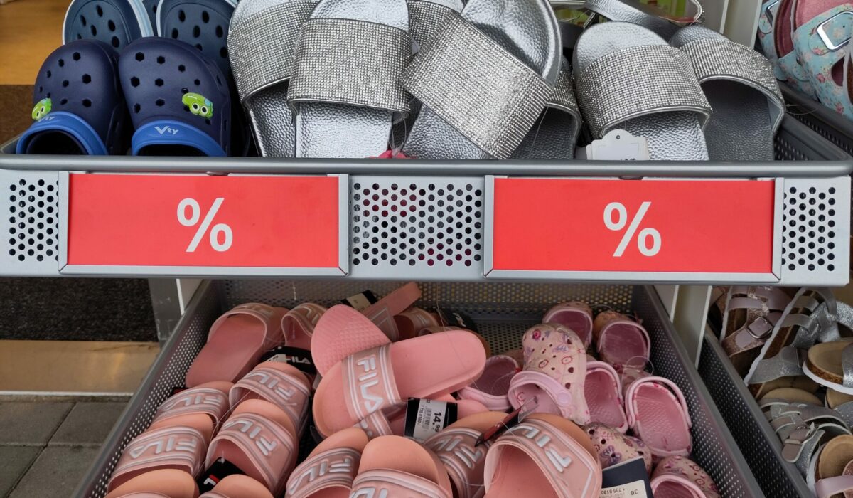 Plastikschuhe in einer Wühlkiste