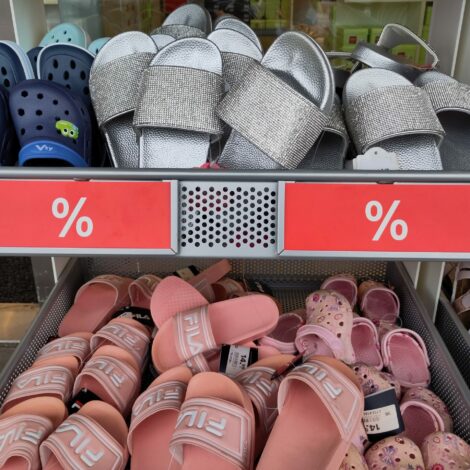 Plastikschuhe in einer Wühlkiste