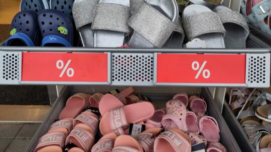 Plastikschuhe in einer Wühlkiste