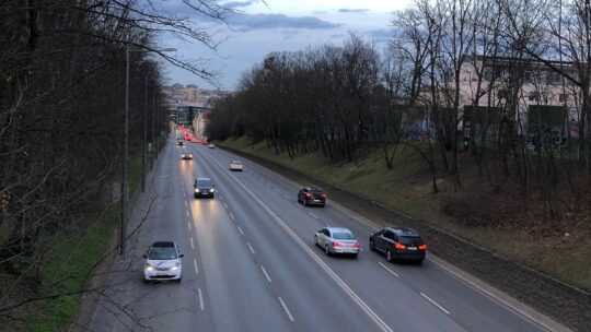 Vierspurige Straße