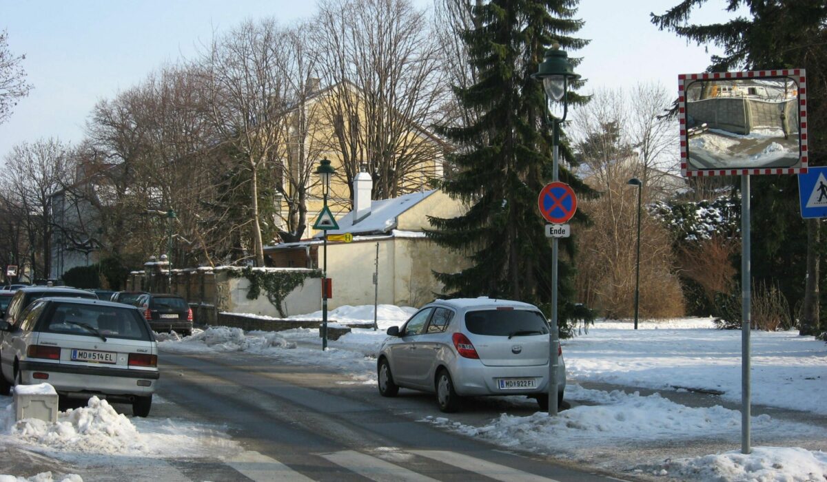Geräumte Straße im Winter