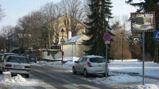 Geräumte Straße im Winter