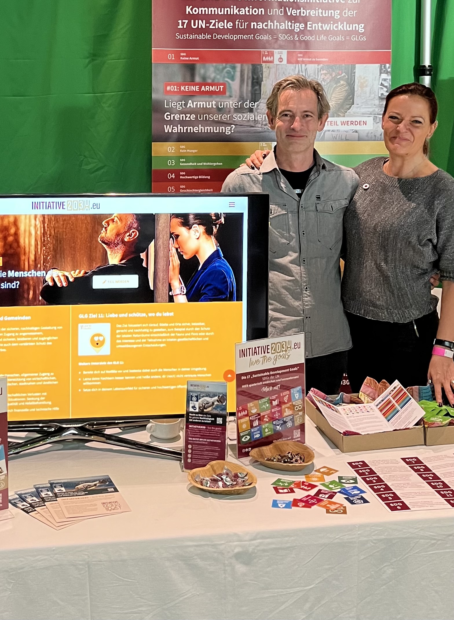 Norbert Kraus und Pia-Melanie Musil an einem Infostand der Initiative 2030