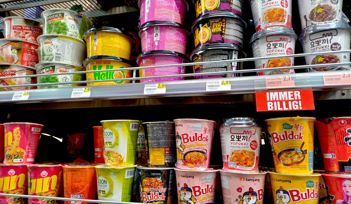 Viele bunte Instant-Ramen-Gerichte in einem Supermarktregal