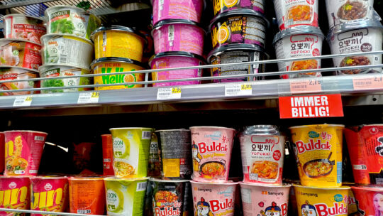 Viele bunte Instant-Ramen-Gerichte in einem Supermarktregal