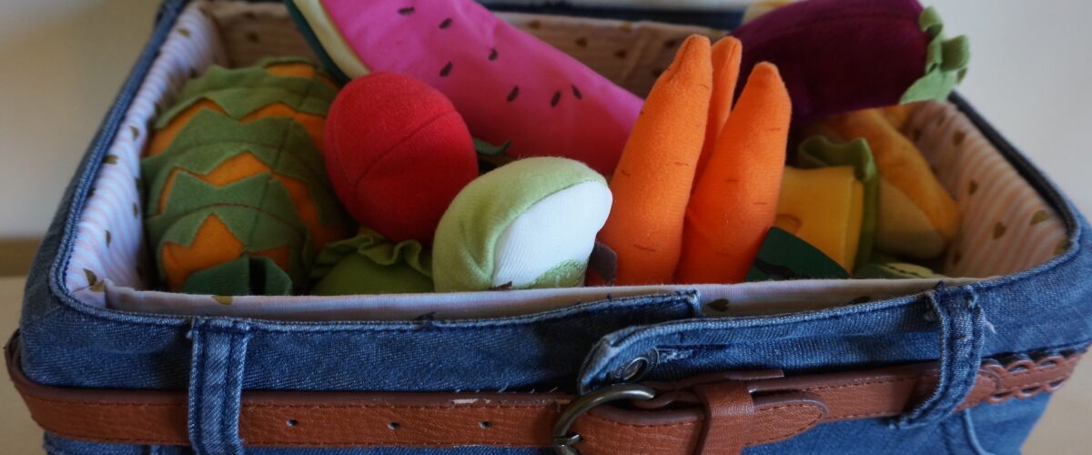 fertige Jeansbox gefüllt mit Spielsachen