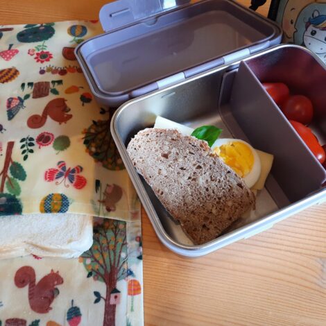 Gefüllte Jausenbox und Waschtücher mit Brot darin
