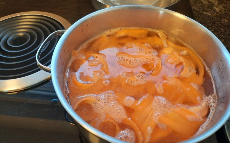 Die Karottenstreifen kurz aufkochen.