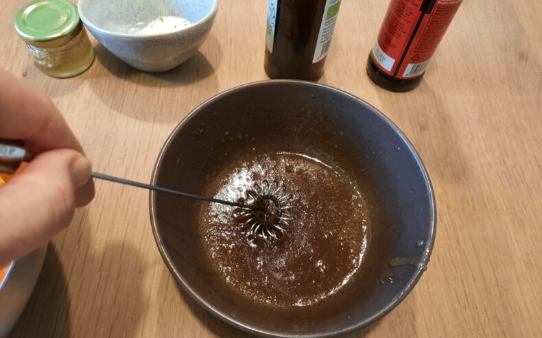Zutaten für die Marinade verrühren.
