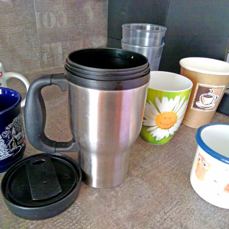 Kaffeebecher aus unterschiedlichen Materialien