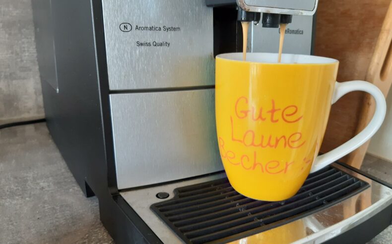 Kaffeevollautomat füllt Kaffee in eine gelbe Kaffeetasse