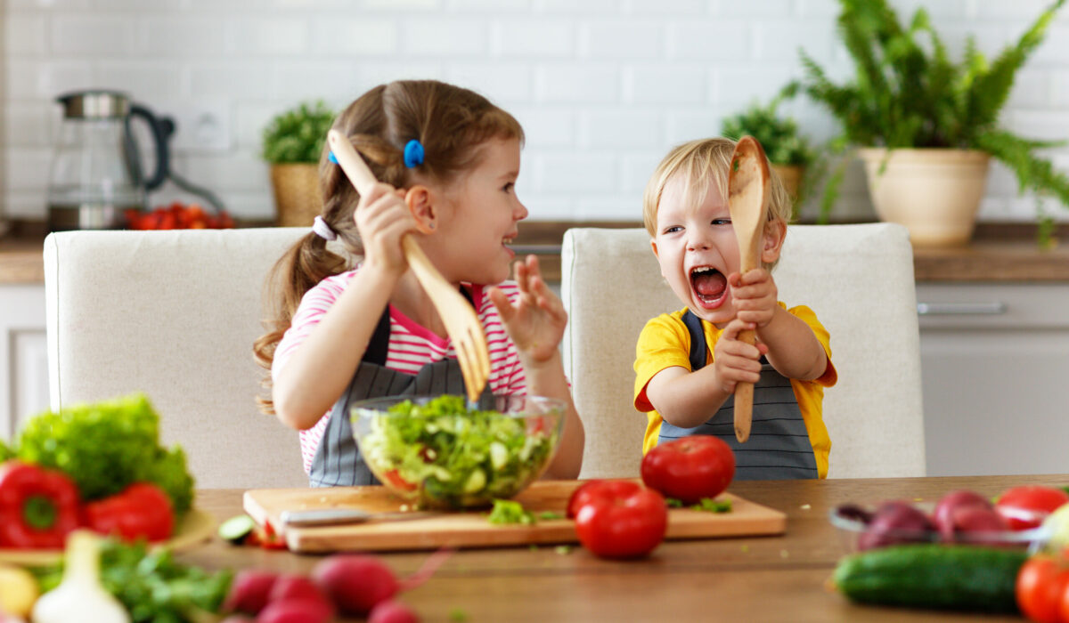 Kinder berieten einen Salat zu