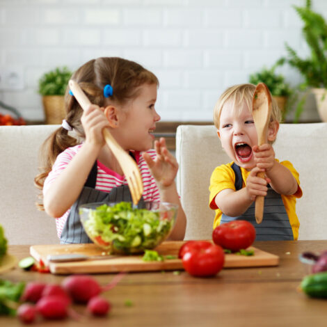 Kinder berieten einen Salat zu