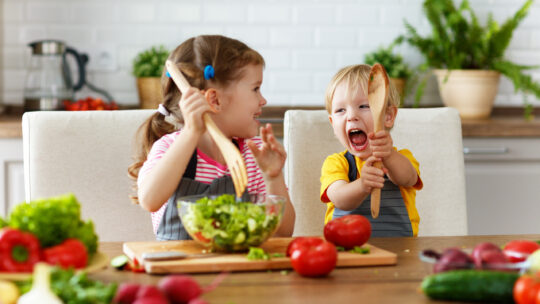 Kinder berieten einen Salat zu