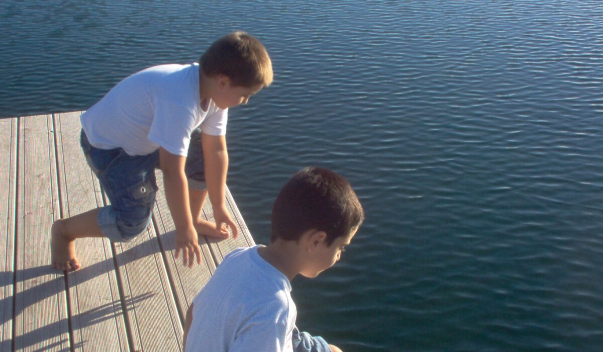 Kinder am Badesee