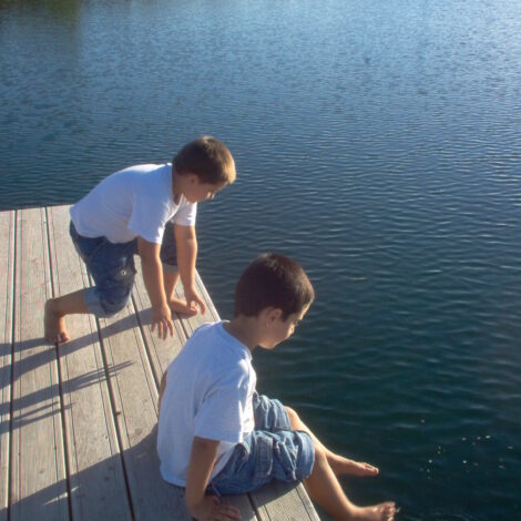 Kinder am Badesee