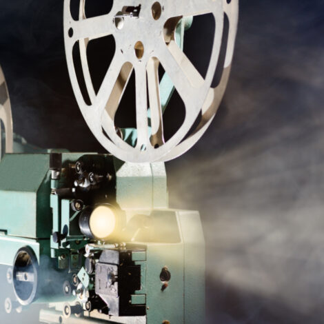 Alter Kinoprojektor mit Filmrollen
