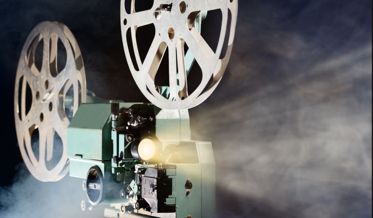 Alter Kinoprojektor mit Filmrollen