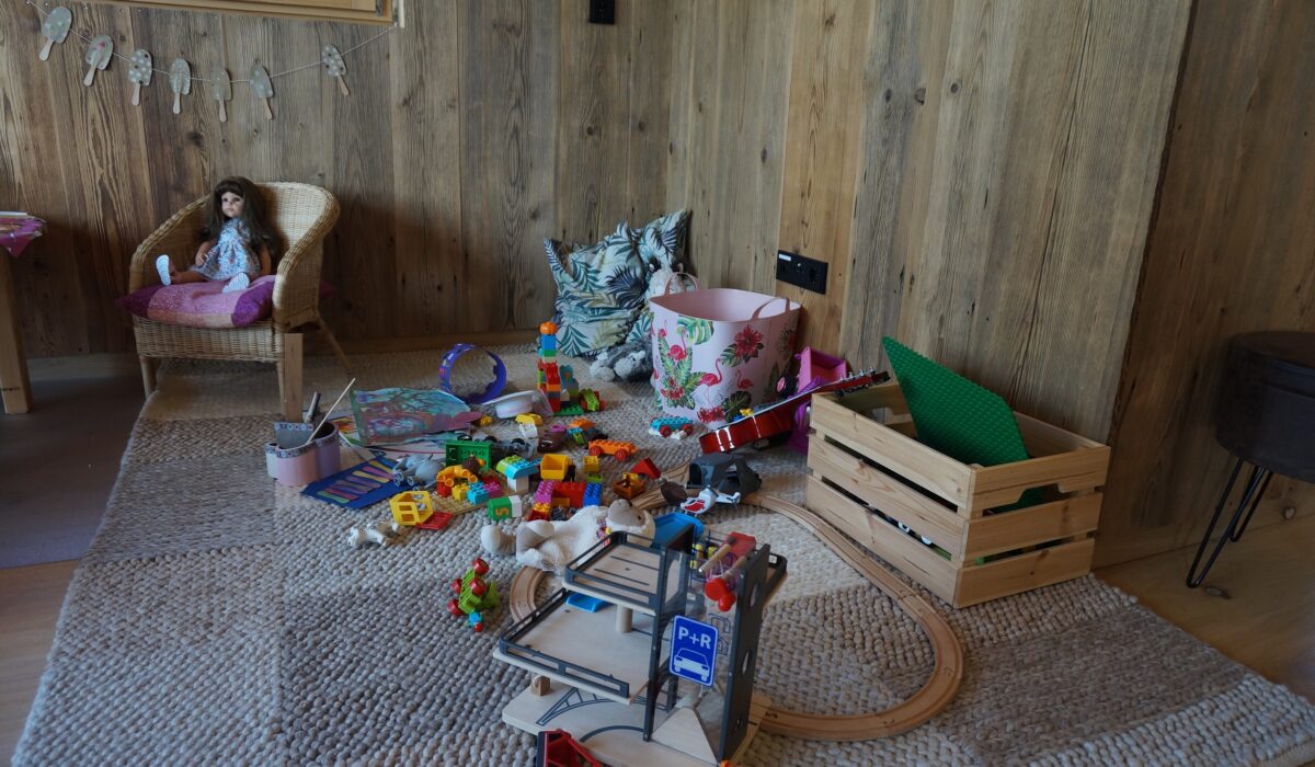 Spielecke mit Spielzeug und Puppen
