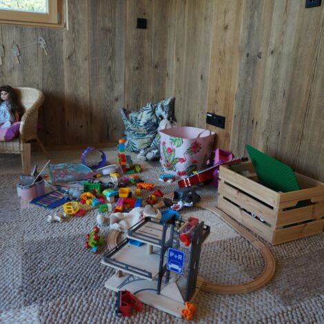 Spielecke mit Spielzeug und Puppen