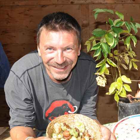 Klaus Wanninger mit einem Korb mit Pimpernüssen