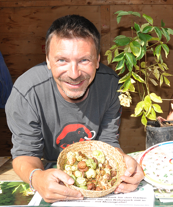 Klaus Wanninger mit einem Korb mit Pimpernüssen