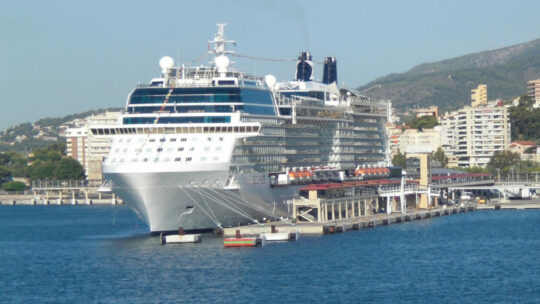 Kreuzfahrtschiff im Hafen