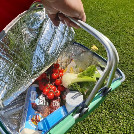 Lebensmittel werden in einer Kühltasche transportiert