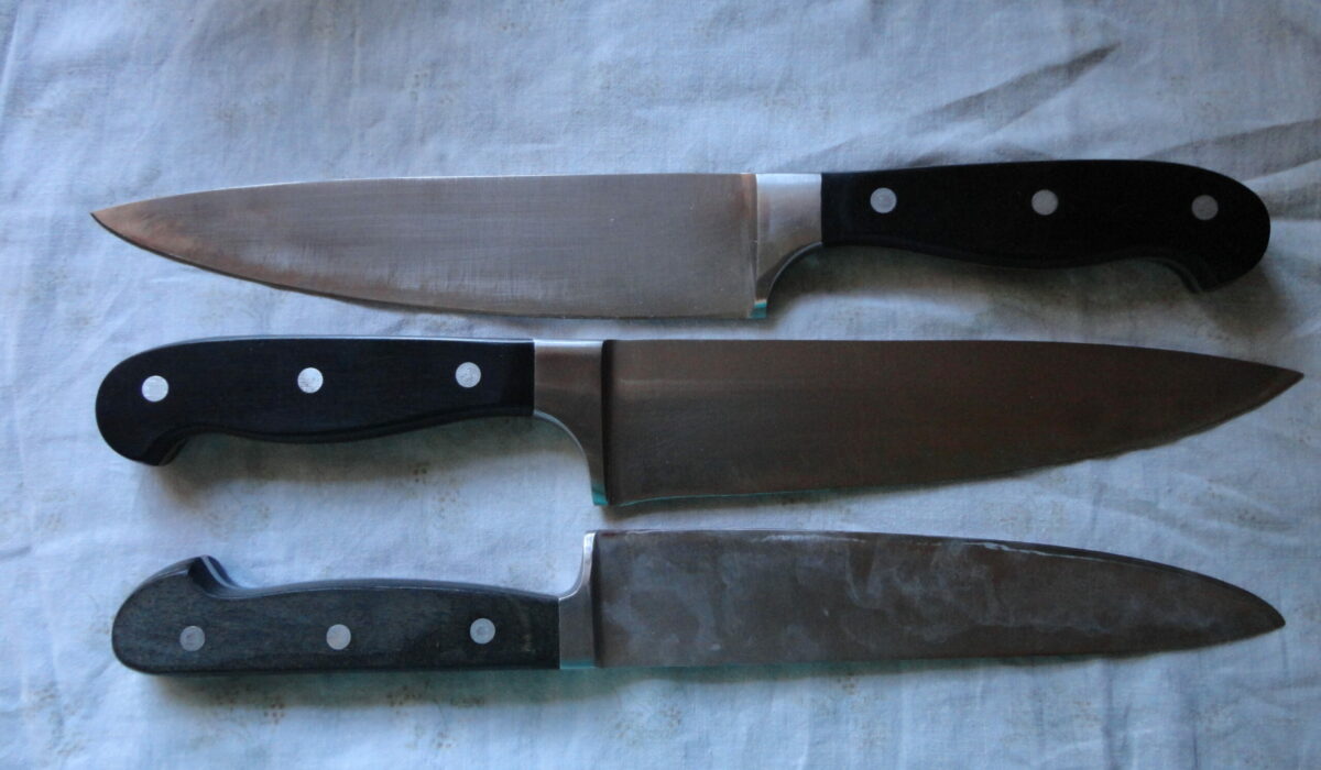 Drei selbst geschliffene Messer auf einem Küchentuch