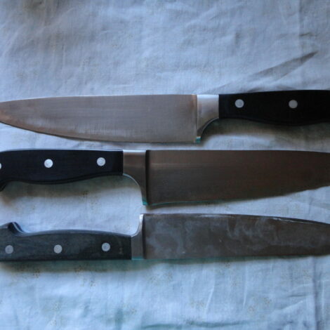 Drei selbst geschliffene Messer auf einem Küchentuch