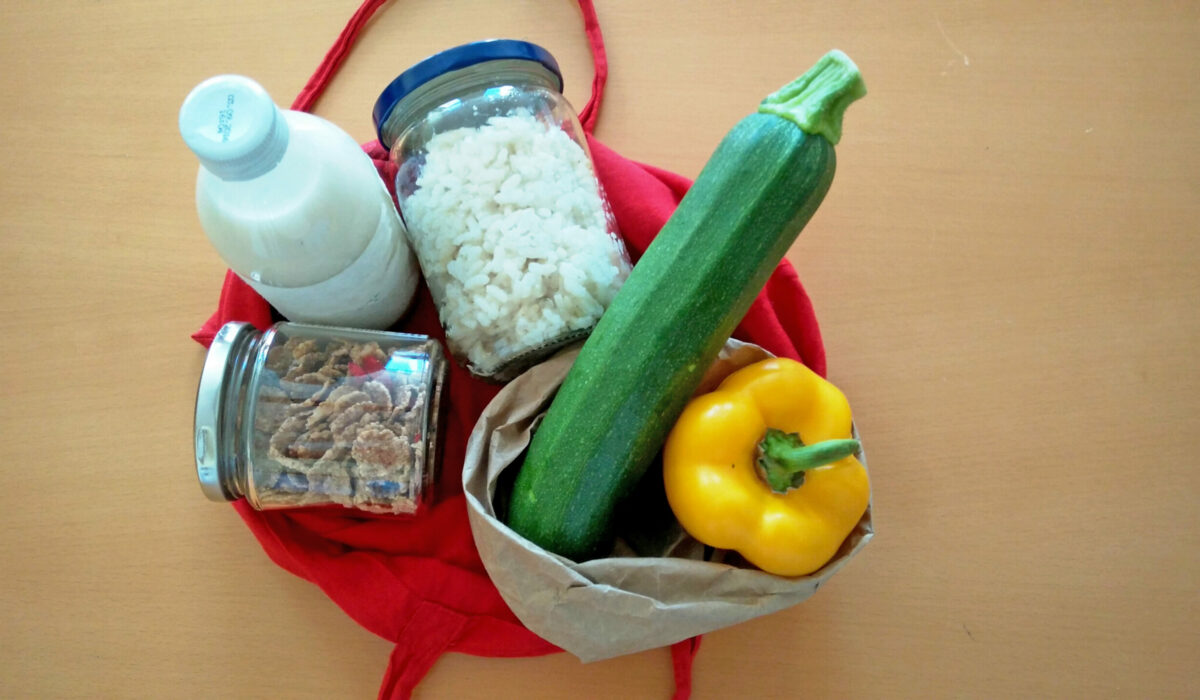 Frisches Gemüse, Reis und Milch für das Mittagessen