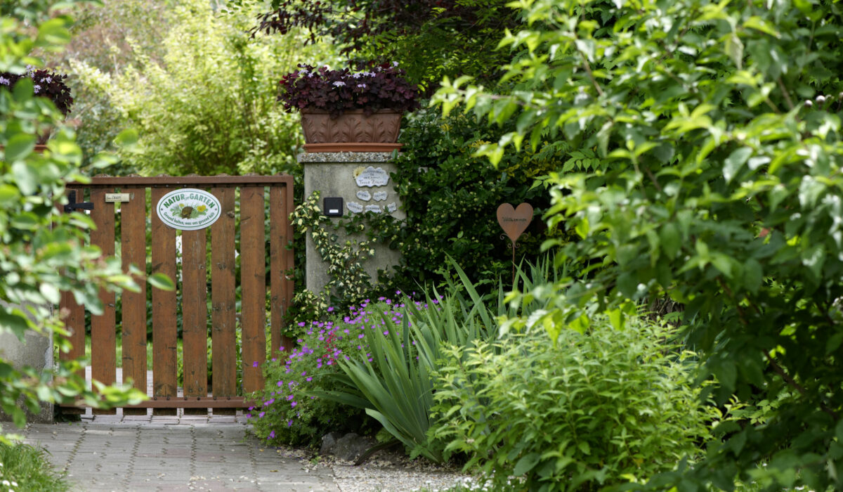 Natur im Garten Plakette am Gartenzaun