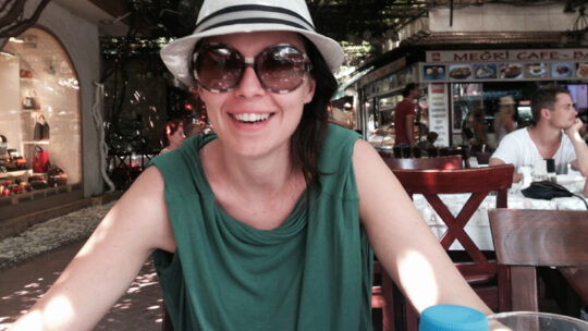 Natalie Oberhollenzer in einem Gastgarten