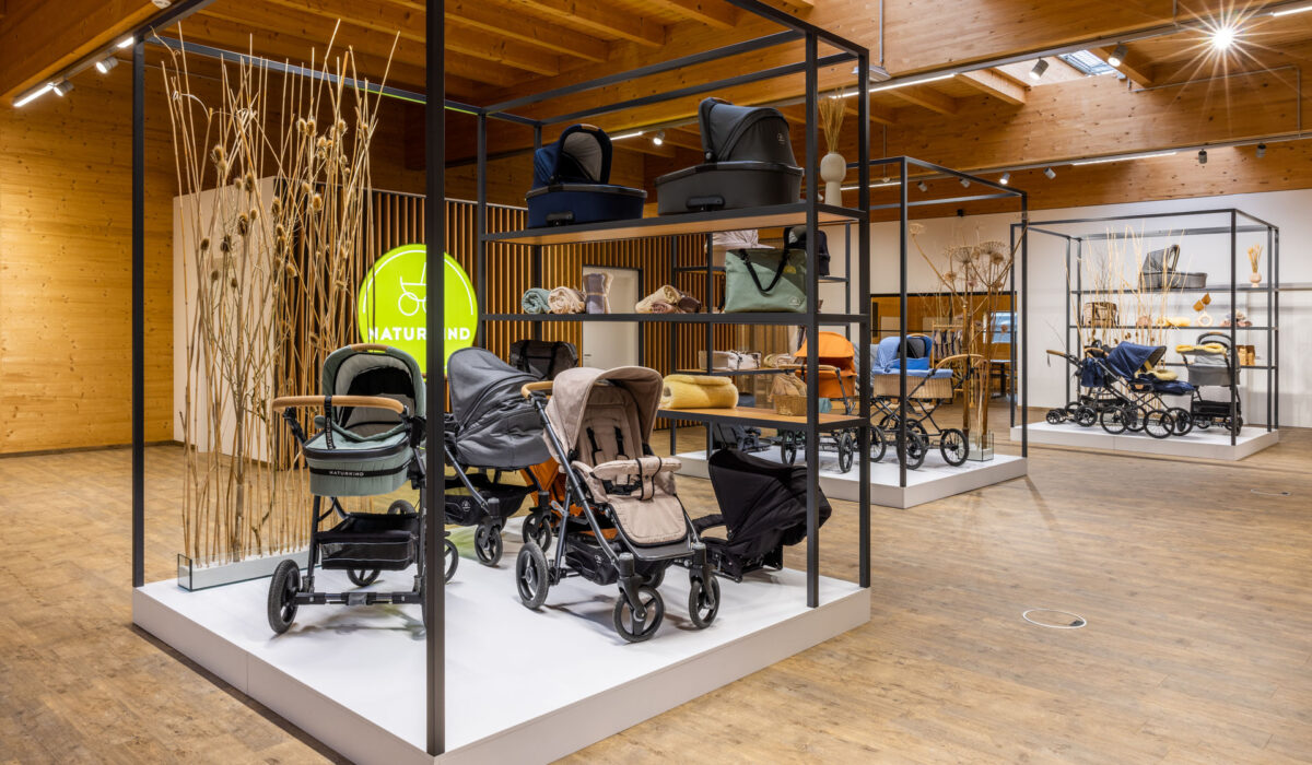 Schauraum von Naturkind mit Kinderwägen auf einem Podest