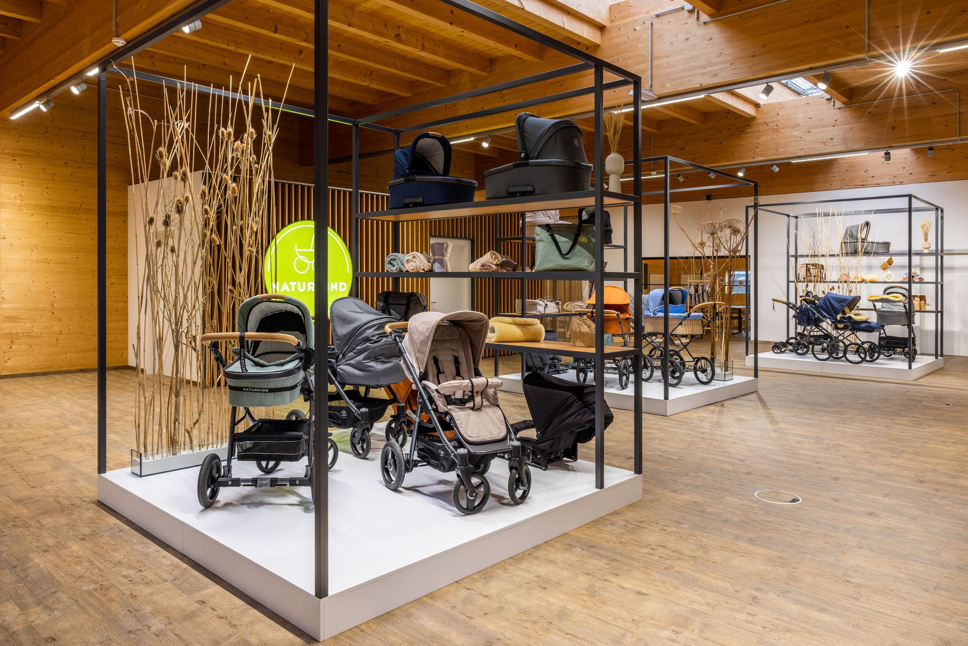 Schauraum von Naturkind mit Kinderwägen auf einem Podest