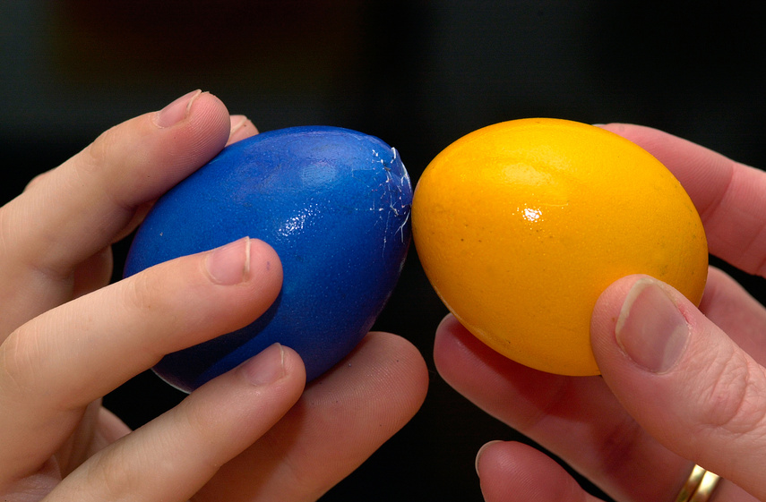 Blaues und gelbes Ei beim Eierpecken