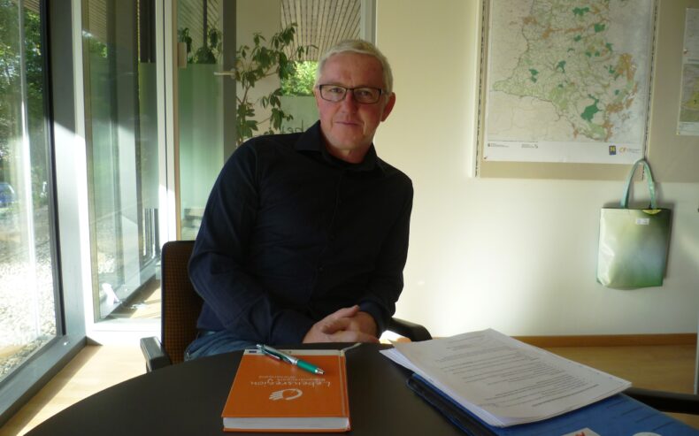 DI Andreas Weiß, Direktor des Biosphärenparks Wienerwald an seinem Schreibtisch